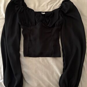 Going-out blouse with fitted waist & puffy sleeves🤍